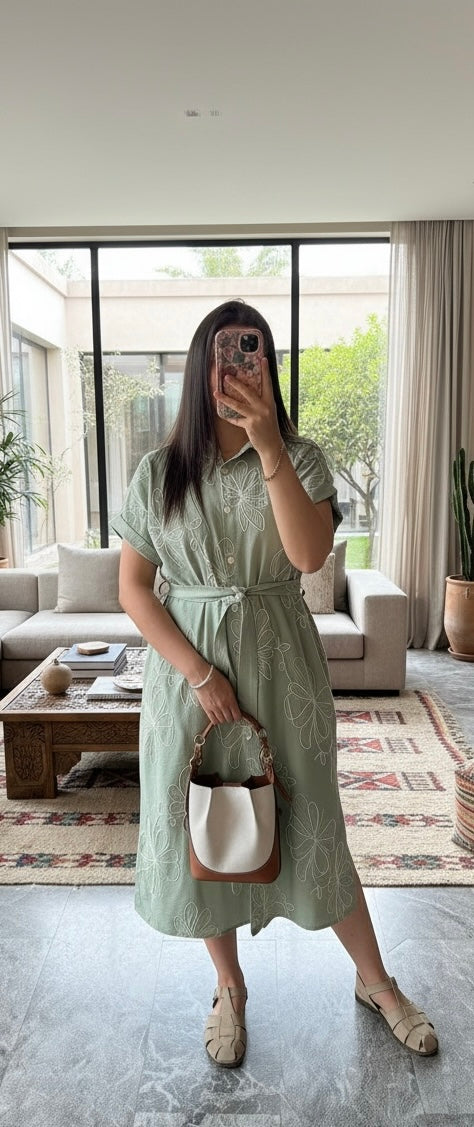 Robe brodée à ceinture Lana